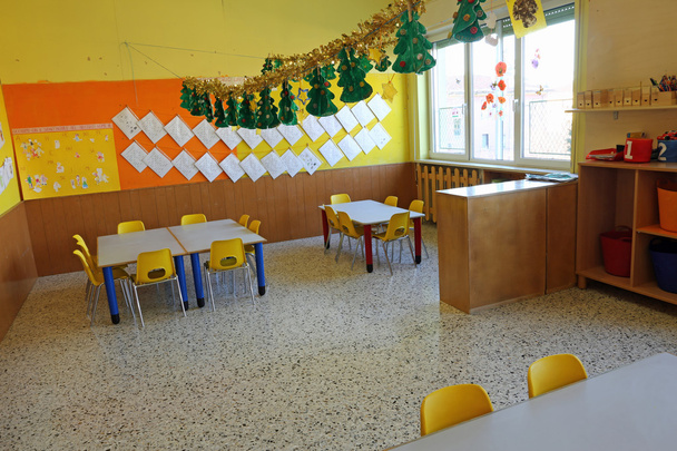 дитячий садок клас зі стільцями та столом
 - Фото, зображення