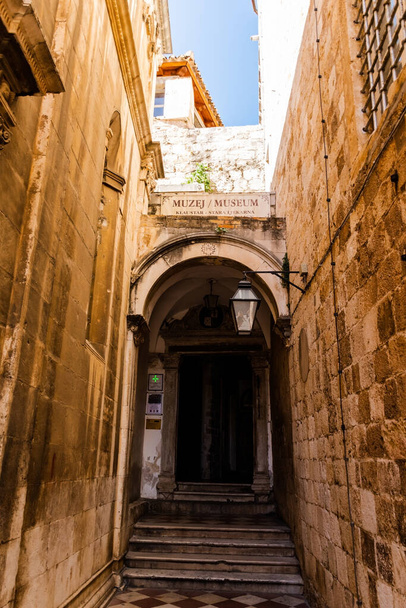 DUBROVNIK, CROATIA - OCTOBER 11,2022: The entrance to the old pharmacy from the Franciscan Monastery. - Foto, afbeelding
