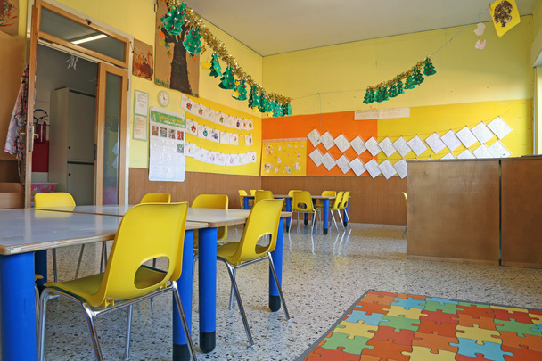Przedszkola klasie z krzesła i stół - Zdjęcie, obraz