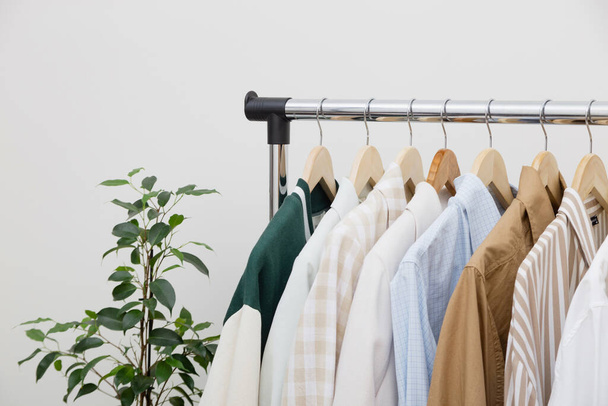 Вешалка для одежды - Капсульный экологически чистый гардероб. - Фото, изображение