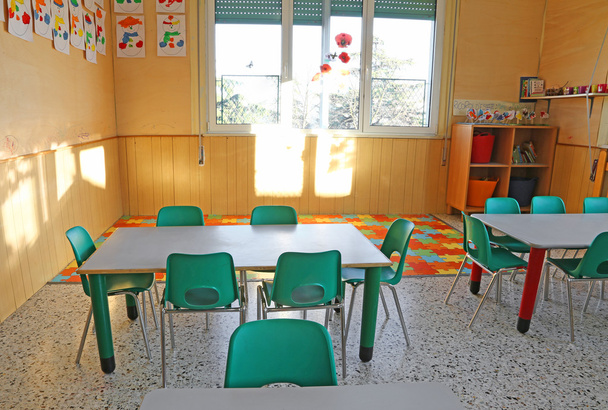 classe scuola materna con le sedie e decorazioni per bambini
 - Foto, immagini