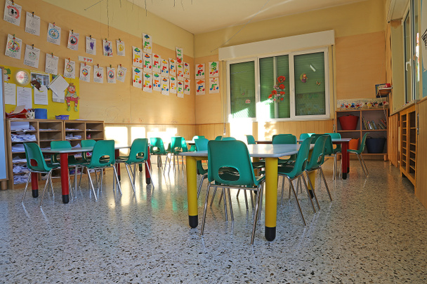 classe maternelle avec les petites chaises vertes et les petites tables
 - Photo, image