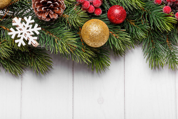 belos ramos de uma árvore de Natal com cones e brinquedos em um fundo de madeira branco close-up - Foto, Imagem