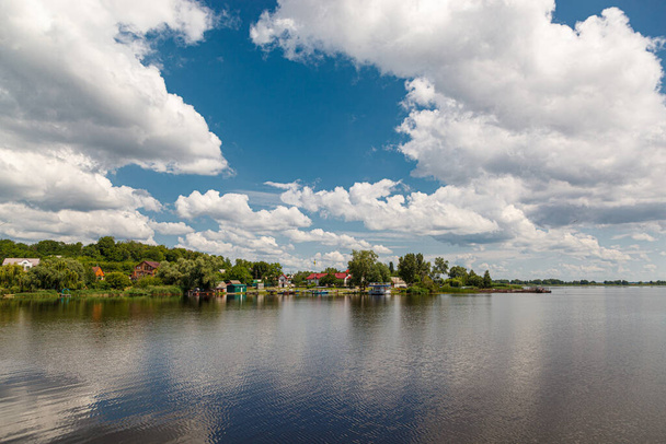 красивий літній вид на воду, річку, море з видом на блакитне небо з хмарами крупним планом
 - Фото, зображення