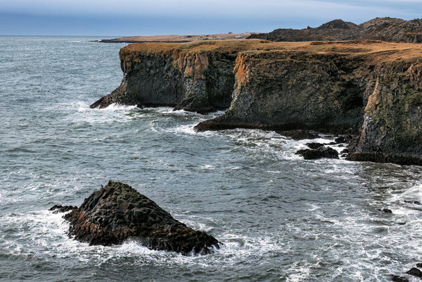 Rough seas along the basalt columns of the Icelandic coastline, as seen from Arnarstapi Viewpoint on the Snaefellsnes Peninsula, western Iceland. Autimn colours.  - Фото, зображення