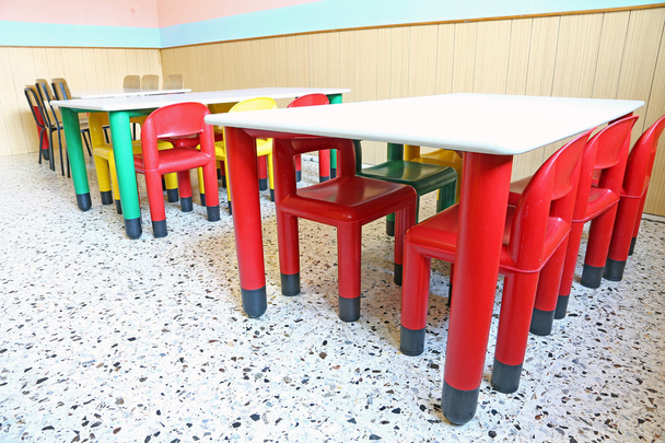 sillas rojas y pequeñas mesas en la clase de guardería
 - Foto, Imagen