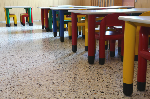 sillas y mesas de jardín de infantes sin niños
 - Foto, Imagen