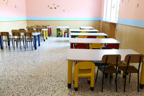 stoelen en kleine tafels van de refter in vroege kinderjaren scho - Foto, afbeelding