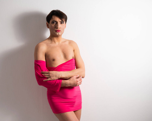 Homosexual in a pink female dress. A man in make-up - Foto, imagen