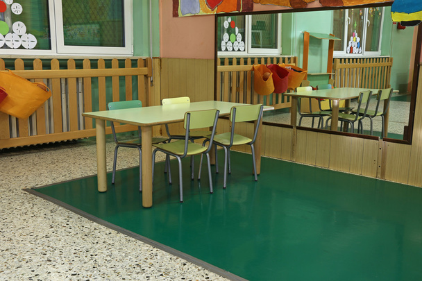 tavolo e sedie nella grande sala della nursery con specchio
 - Foto, immagini