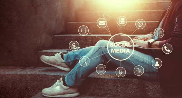 ソーシャルメディア技術とデジタルオンライン世界の概念では、人々はソーシャルメディアやオンラインマーケティングでラップトップを使用して、仕事データのデジタル共有、屋外、フリーランスのチームのために働いています - 写真・画像