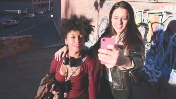 İki kız arkadaş selfie alarak - Video, Çekim