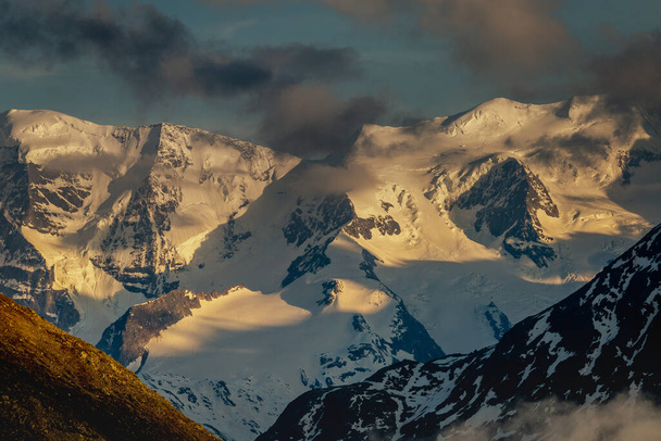 Näkymä Morteratsch ja lumihuippuiset vuoret, Bernina ylängöllä Sveitsissä Alpeilla - Valokuva, kuva