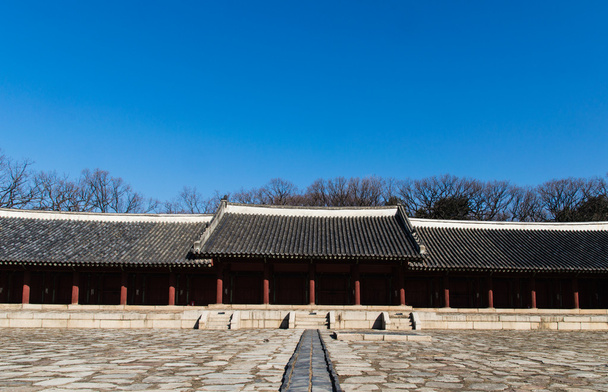 Le sanctuaire Jongmyo est un sanctuaire confucéen situé à Séoul, en Corée du Sud.
 - Photo, image