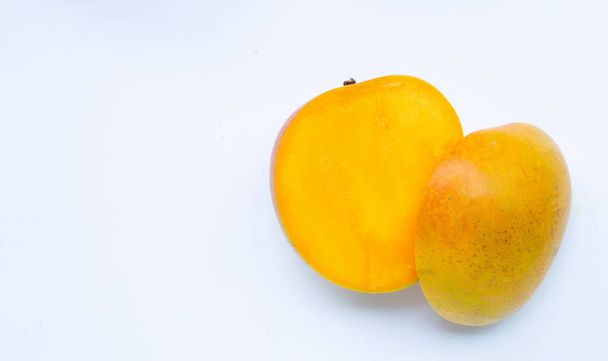 Τροπικά φρούτα, μάνγκο σε λευκό φόντο. Άνω όψη - Φωτογραφία, εικόνα