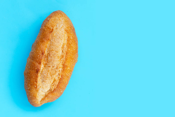 ψωμί που απομονώνονται σε μπλε φόντο - Φωτογραφία, εικόνα