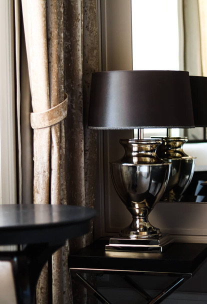 Decoração de casa e design de interiores, lâmpada de luxo e mesa de café em elegante quarto de estilo clássico, móveis e detalhes de decoração - Foto, Imagem