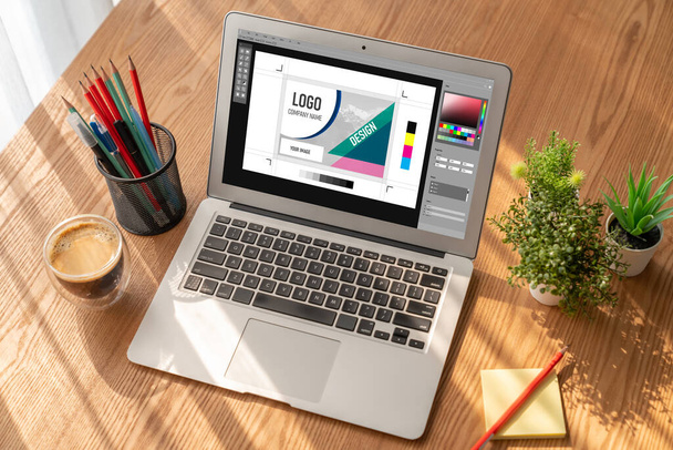 Γραφικό λογισμικό σχεδιαστών για το σύγχρονο σχεδιασμό της ιστοσελίδας και εμπορικές διαφημίσεις που εμφανίζονται στην οθόνη του υπολογιστή - Φωτογραφία, εικόνα