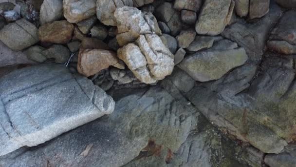 Luftaufnahmen der Küstenabdeckungen mit vielen Granitfelsen. - Filmmaterial, Video
