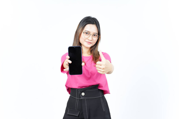 Anzeigen von Apps oder Anzeigen auf dem leeren Bildschirm Smartphone der schönen asiatischen Frau isoliert auf weißem Hintergrund - Foto, Bild
