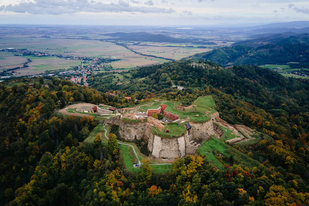 Fortaleza de Srebrna Gora y montañas Sudety en la temporada de otoño, vista aérea del dron. Monumento militar para los turistas en Baja Silesia, Polonia - Foto, Imagen