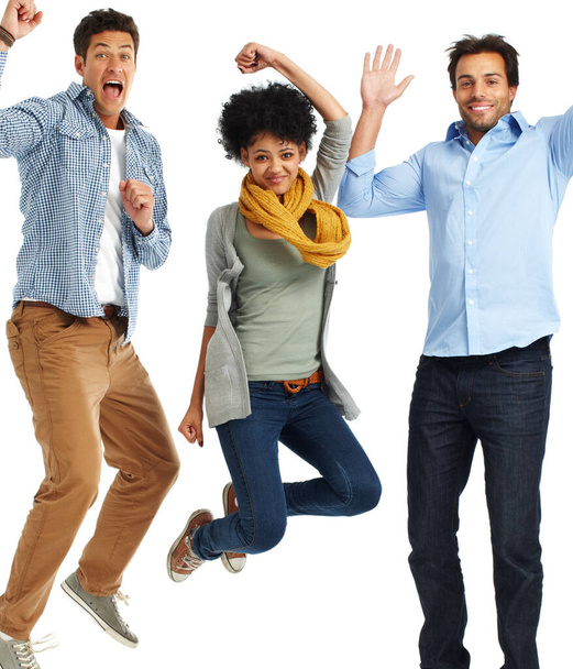 Pozitivní úsměvy a radostné skoky. Skupina ležérně oblečených mladých dospělých skákání vzrušeně na bílém pozadí - Fotografie, Obrázek