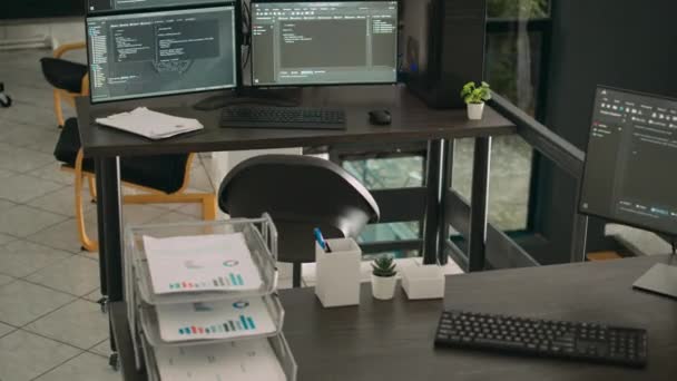 Monitores de computador mostrando código de análise no escritório de agência vazio it, sistema de segurança compilando algoritmos de dados em segundo plano. Servidores de inteligência artificial computação em nuvem na sala de dados. - Filmagem, Vídeo