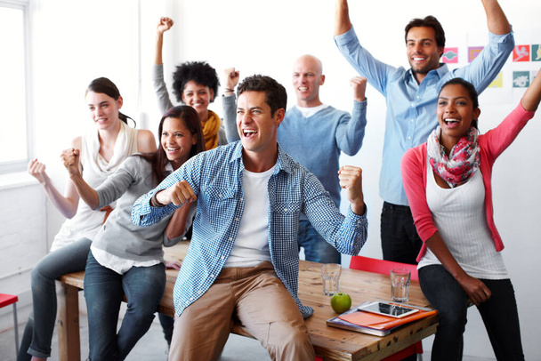 Diversiteit, team en vieren startup succes of gelukkige werknemers in het kantoor van het bedrijf. Teamwork prestatie, interraciale teambuilding en medewerker collabortaion, winnaar of zakelijke doelen viering. - Foto, afbeelding