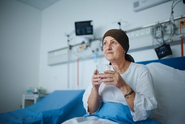 Senior woman sitting in hospital room after the chemotherapy. - Foto, imagen