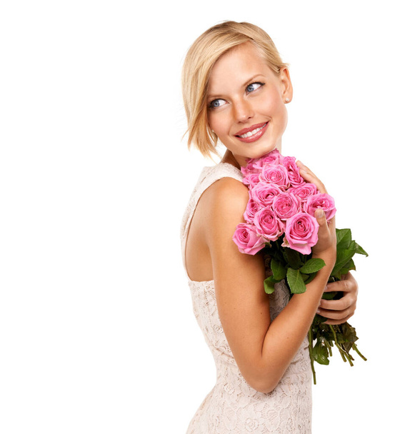 Azok a virágok sápadtak... egy vonzó fiatal nő rózsaszín rózsákkal. - Fotó, kép
