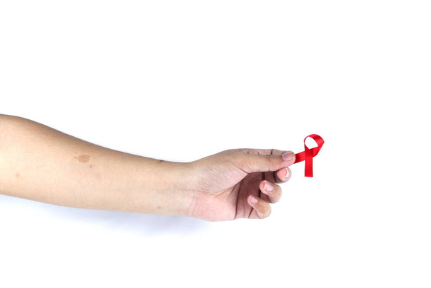 символ руки з червоною стрічкою, що свідчить про турботу про людей з ВІЛ-допомогою, ізольованими на білому тлі. - Фото, зображення