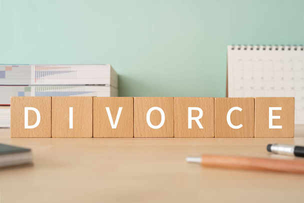 Деревянные блоки с текстом концепции "DIVORCE", ручками, ноутбуками и книгами. - Фото, изображение
