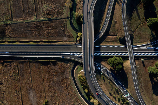 Documentazione fotografica aerea di un bivio autostradale effettuato durante il giorno  - Foto, immagini