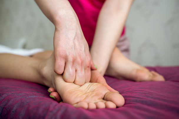 terapeuta mujer haciendo anti-celulitis masaje médico pierna cliente femenino, bienestar - Foto, imagen