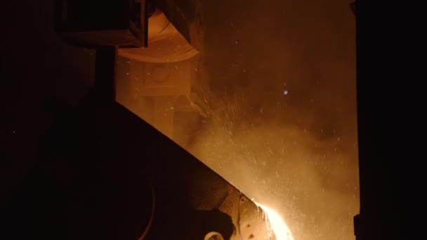 Metal fundido líquido com fumaça e faíscas saindo da concha. Instalação metalúrgica para a produção de aço - Filmagem, Vídeo