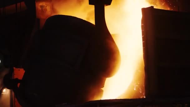 Cuchara de hierro fundido de metal fundido en una fábrica de acero que vierte acero líquido - Metraje, vídeo