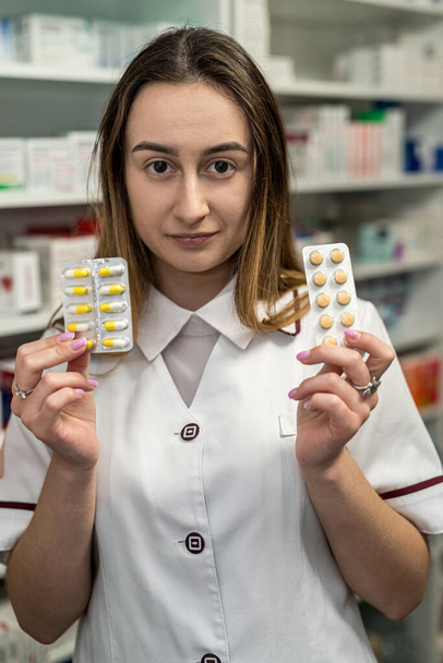 bella farmacista donna controllando stock prescrizioni pacchetti medicinali scatole di medicinali integratori vitaminici prodotti per la salute. Concetto sanitario - Foto, immagini