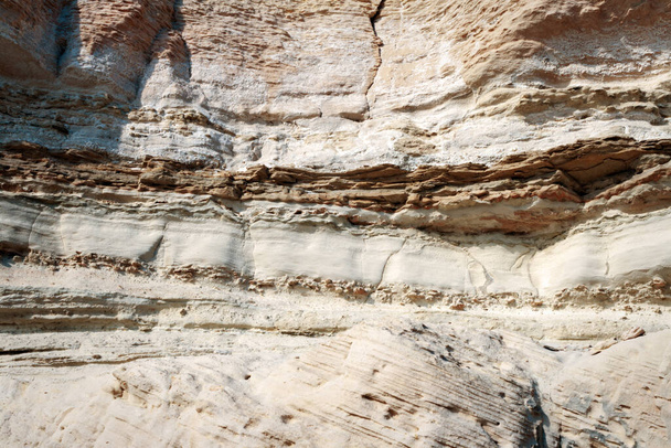 Roca arenosa superficial. Orilla rocosa del mar Caspio. - Foto, Imagen