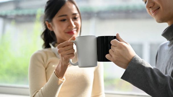 Bella giovane asiatica dipendente ufficio femminile in abiti casual gode di una pausa caffè con il suo ragazzo. immagine ravvicinata - Foto, immagini