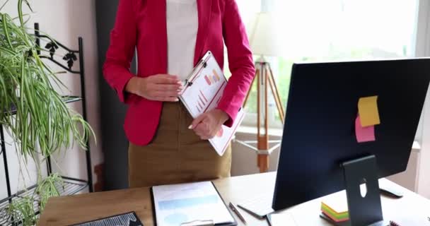 Üzletasszony kezet nyújt a kézfogásért, és jó üzletet kínál a partnernek. A női főnök üdvözlő gesztust tesz egy ügyfélnek és üdvözli az új alkalmazottat a munkahelyén. - Felvétel, videó