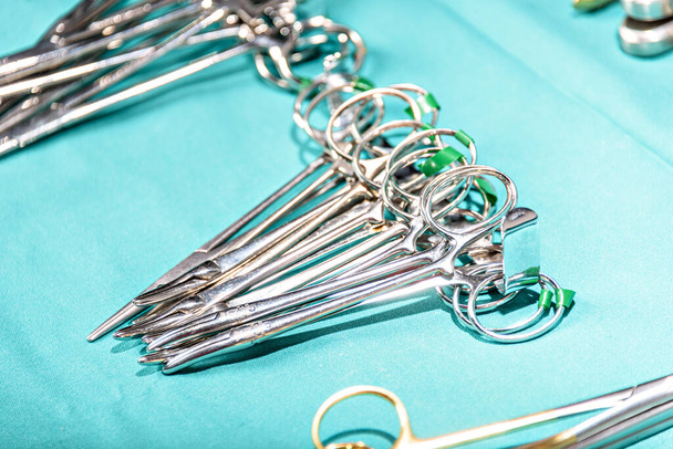 Equipamentos cirúrgicos e dispositivos médicos na sala de cirurgia. Tesoura estéril e outros instrumentos médicos
 - Foto, Imagem