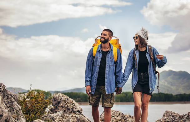 Wanderer mit Rucksack genießen Spaziergänge am Bergsee - Foto, Bild