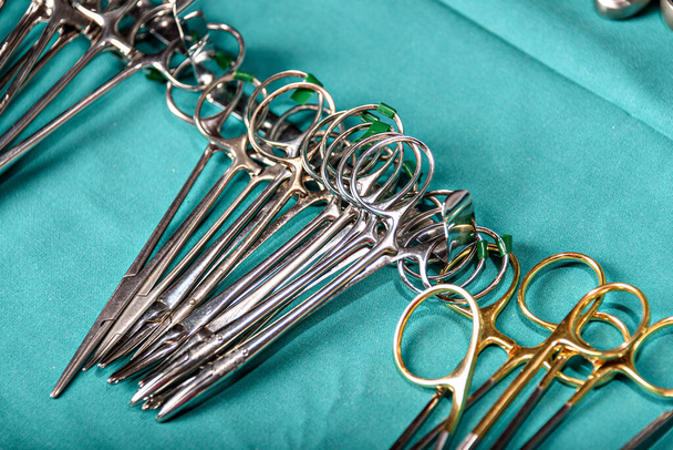 instrumentos cirúrgicos na sala de cirurgia - Foto, Imagem