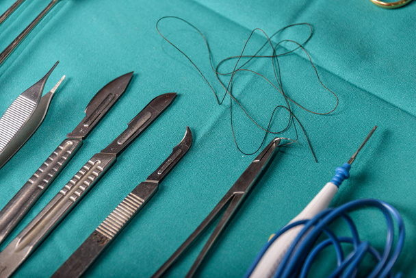 Apparecchiature chirurgiche e dispositivi medici in sala operatoria. Forbici sterili e altri strumenti medici - Foto, immagini