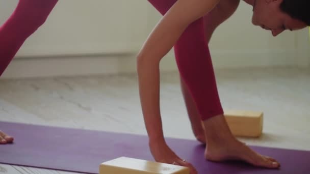 Femme mince et grande faisant des exercices de yoga dans le salon. À mi-coup - Séquence, vidéo