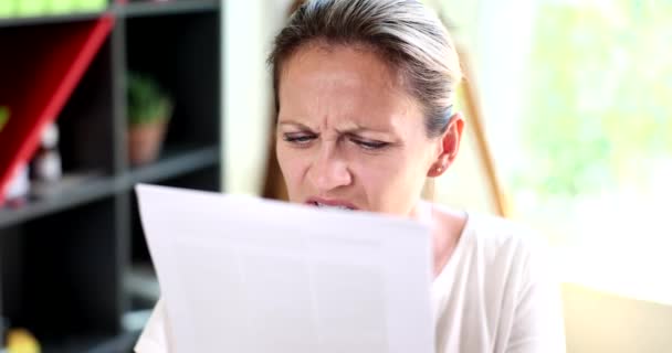 Απογοητευμένη δυσαρεστημένη γυναίκα με κακή όραση διαβάζει γράμμα εγγράφου. Πρόστιμο κοινοποίησης κακών ειδήσεων και τραπεζικό χρέος - Πλάνα, βίντεο