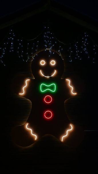 Straßenweihnacht, Neujahrsdekoration aus LED-Lampen in Form von Lebkuchenmännchen. Nahaufnahme, abends, draußen - Foto, Bild