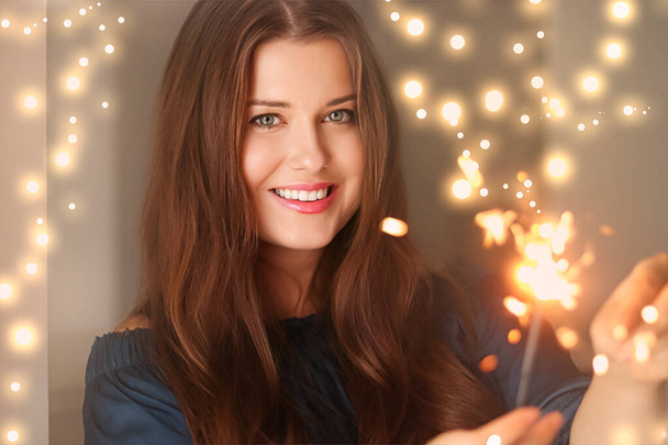 Magie des fêtes, Noël et Nouvel An, femme heureuse avec des étincelles, portrait - Photo, image