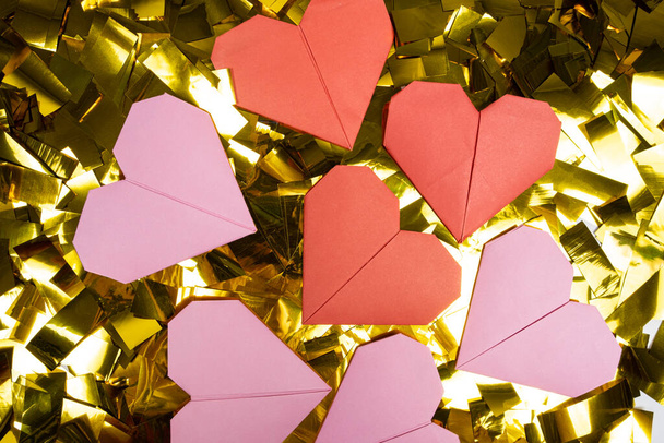 Origami για την Ημέρα του Αγίου Βαλεντίνου - καρδιές από χαρτί, το κάνετε μόνοι σας. - Φωτογραφία, εικόνα