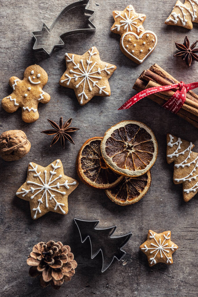 Christmas and New Year's gingerbread with forms, cinnamon and star anise. - Foto, Imagen